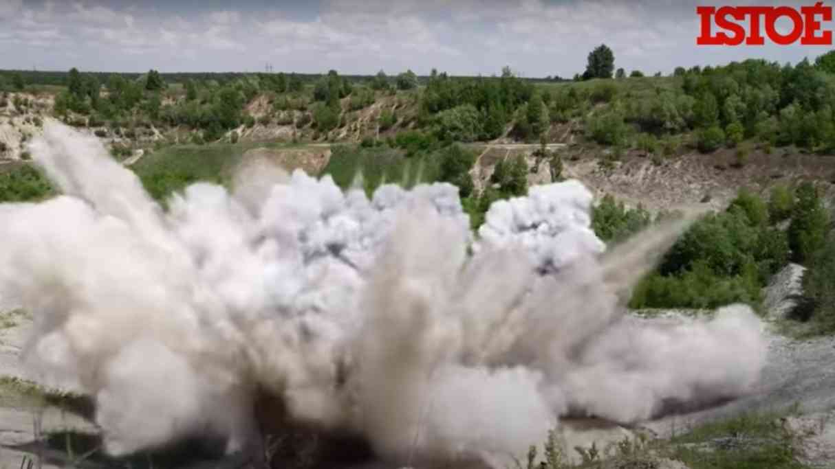 Soldados desarmam minas e explosivos em Kiev, na Ucrânia