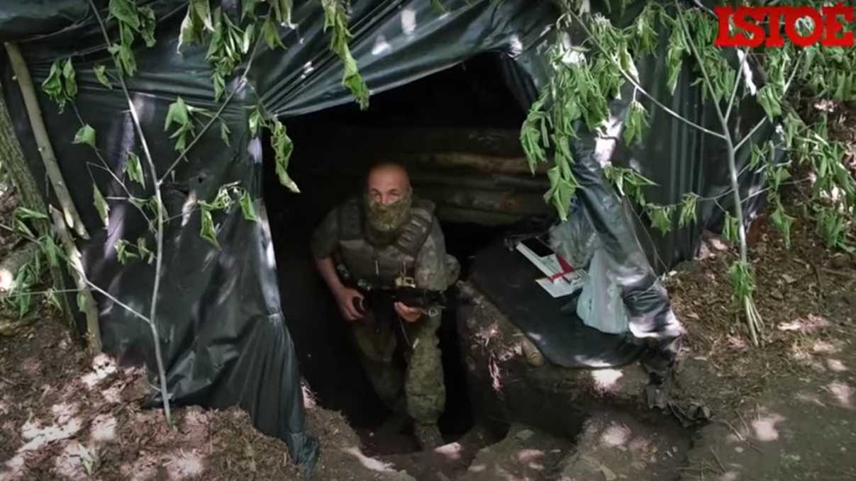 Soldados ucranianos da linha de frente se preparam para combate