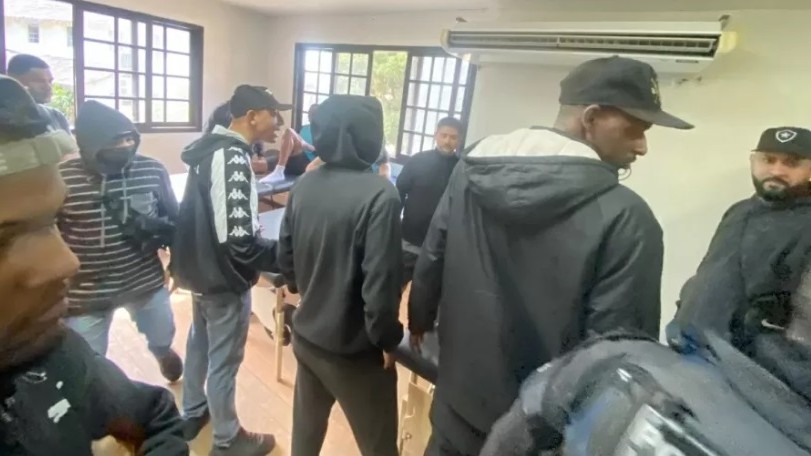 Torcida organizada do Botafogo invade centro de treinamento para fazer cobranças; confira