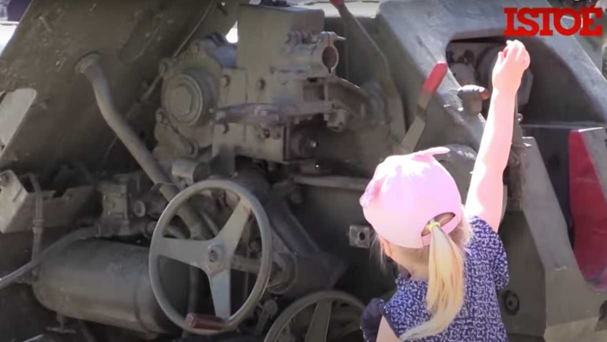 Turismo de guerra- civis tiram fotos com tanques destruídos em Kiev