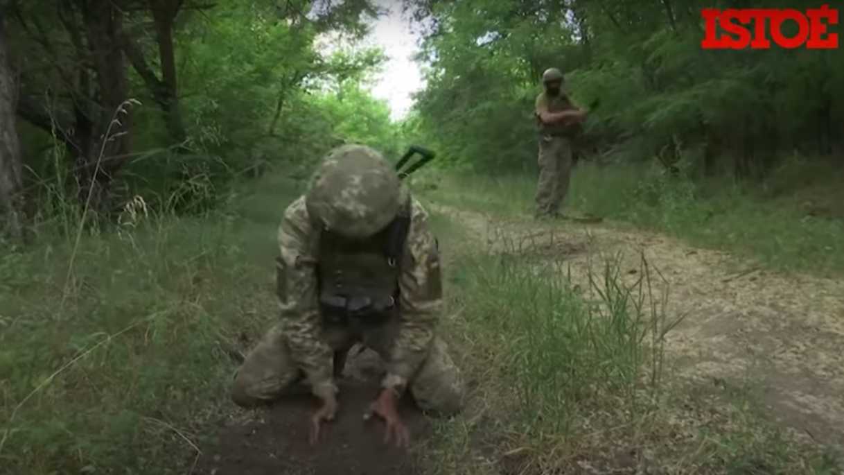 Ucranianos instalam minas terrestres para surpreender russos em Donetsk