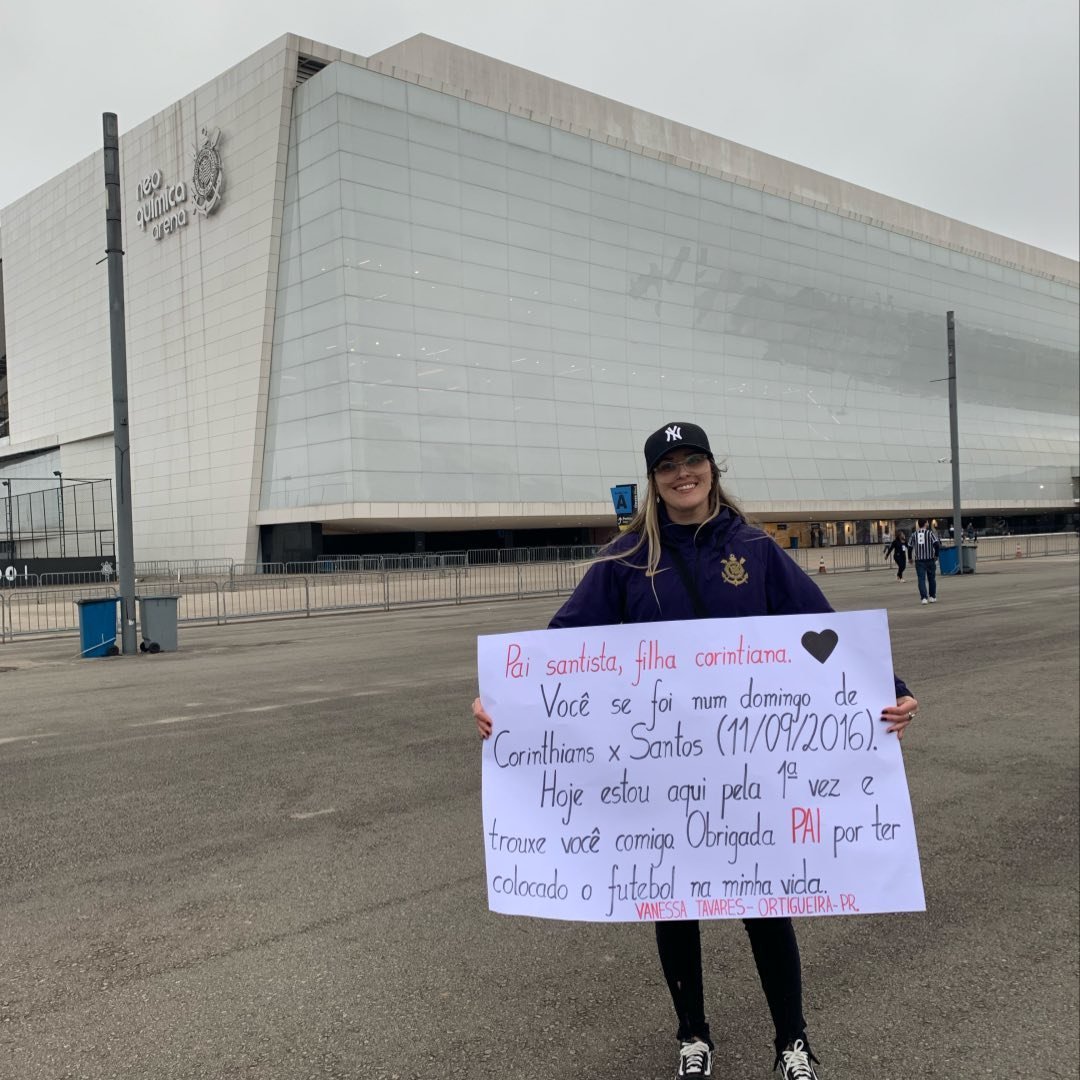 Corinthians divulga homenagem de torcedora que teve cartaz para o pai barrado pela PM na Arena 5 Corinthians divulga homenagem de torcedora que teve cartaz para o pai barrado pela PM na Arena