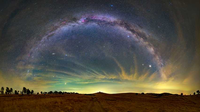 Nesta imagem da região de Mértola, Portugal, feita em 2020, vemos a faixa central da nossa galáxia, a Via Láctea. O planeta Marte aparece na extrema esquerda, enquanto Saturno e Júpiter também ficaram visíveis, no lado oposto do céu, na extrema direita. Perto do topo da imagem podemos ver também a brilhante estrela Vega, enquanto a distante e fraca Galáxia de Andrômeda pode ser vista à esquerda, logo abaixo do arco da Via Láctea