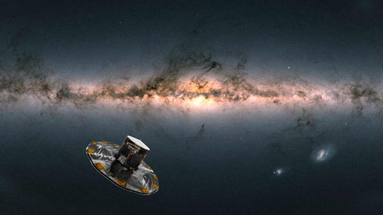 Concepção artística do satélite Gaia da ESA a observar a Via Láctea. A imagem de fundo do céu é compilada a partir de dados de mais de 1,8 bilhão de estrelas. Ele mostra o brilho total e a cor das estrelas observadas por Gaia lançadas como parte do Early Data Release 3 de Gaia (Gaia EDR3) em dezembro de 2020. Crédito: Espaçonave: ESA/ATG medialab; Via Láctea: ESA/Gaia/DPAC; CC BY-SA 3.0 IGO. Agradecimento: A. Moitinho.