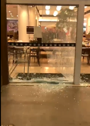 Homem e adolescente são baleados em praça de alimentação de shopping no interior paulista