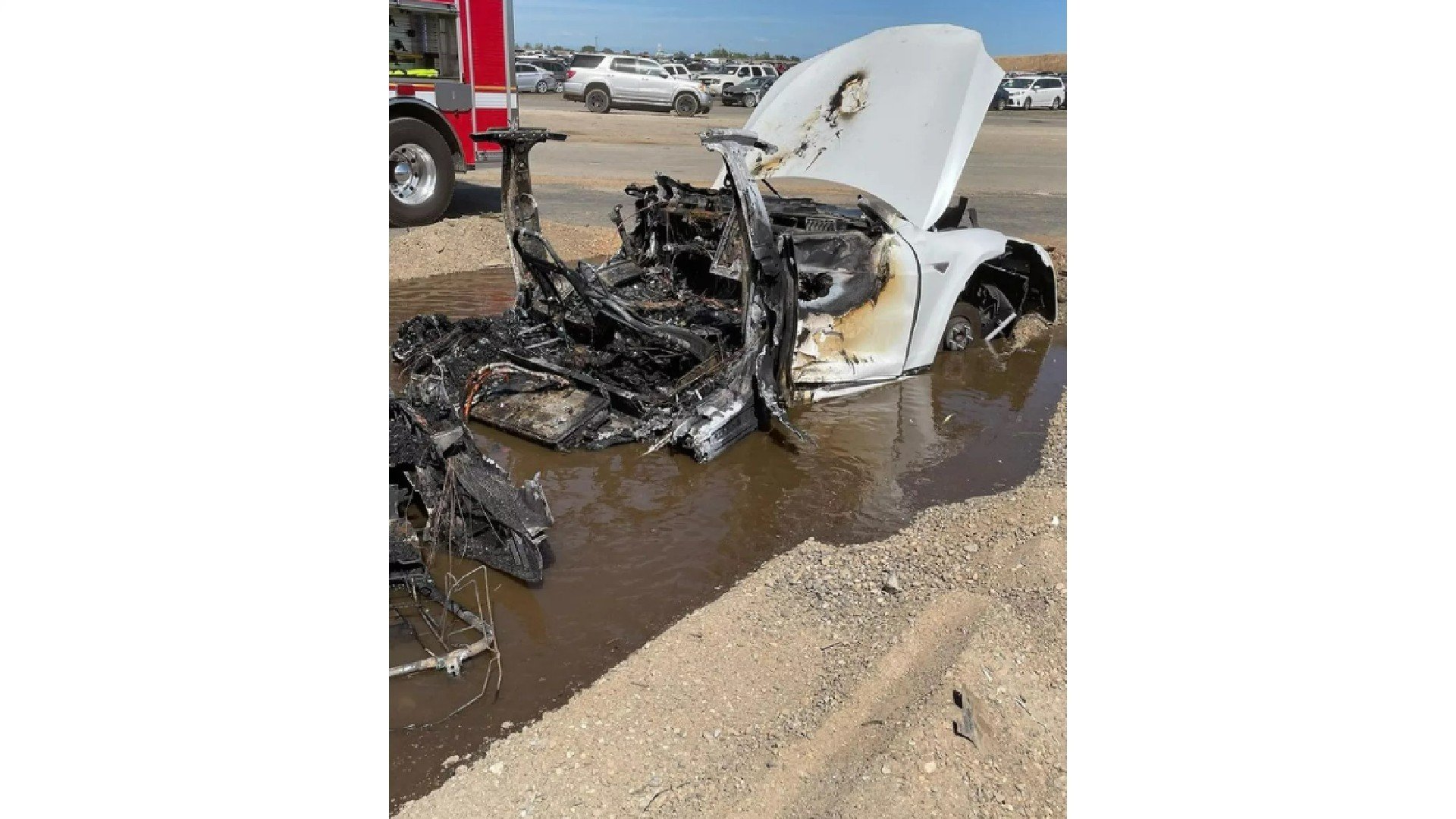 Vídeo: Carro da Tesla pega fogo depois de ficar parado em ferro-velho nos EUA 4 Vídeo: Carro da Tesla pega fogo depois de ficar parado em ferro-velho nos EUA