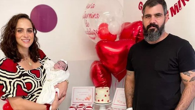 No hospital, Letícia e Juliano Cazarré comemoram primeiro mês da filha