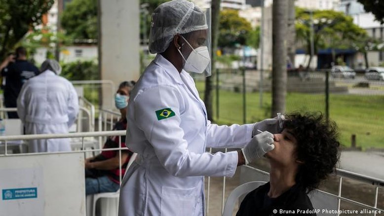 Brasil volta a registrar mais de 100 mil casos diários de covid-19