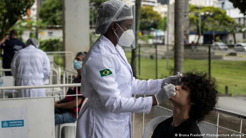 Brasil volta a registrar mais de 100 mil casos diários de covid-19