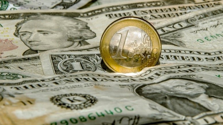 Euro atinge paridade com dólar pela primeira vez
