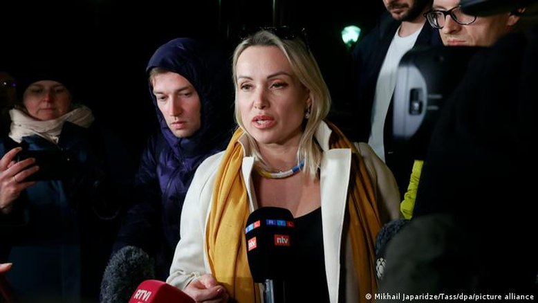 Jornalista russa que exibiu cartaz contra a guerra é multada