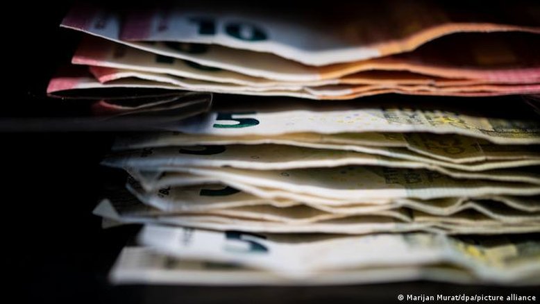 O que explica a queda tão acentuada do euro