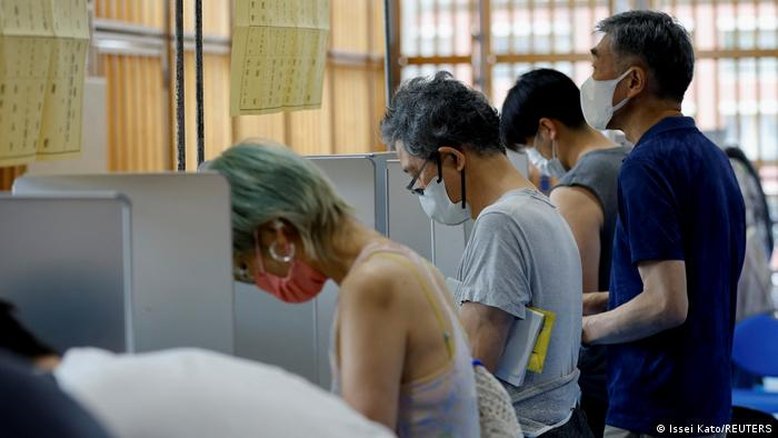 Projeção dá vitória ampla do governo em eleição no Japão