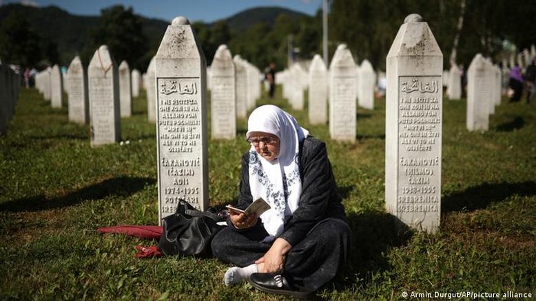 Após 27 anos, Holanda pede desculpas por massacre de Srebrenica