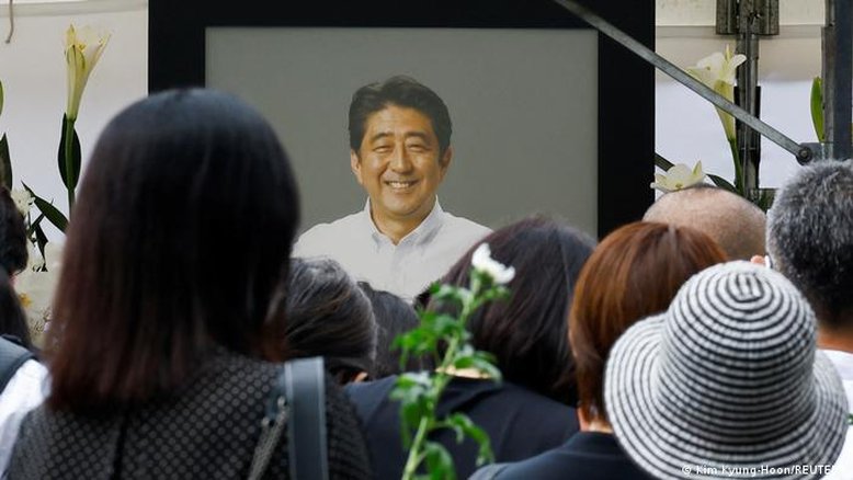 Funeral de Shinzo Abe reúne milhares de pessoas em Tóquio
