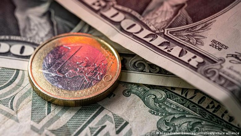 Euro atinge paridade com dólar pela primeira vez em 20 anos