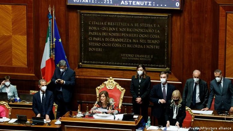 Draghi vence voto de confiança, mas segue enfraquecido