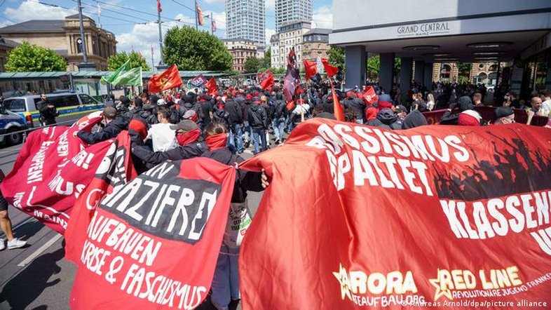 Milhares impedem ato neonazista na Alemanha