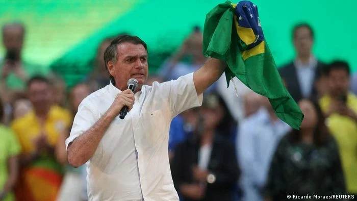Bolsonaro oficializa candidatura à reeleição e ataca STF