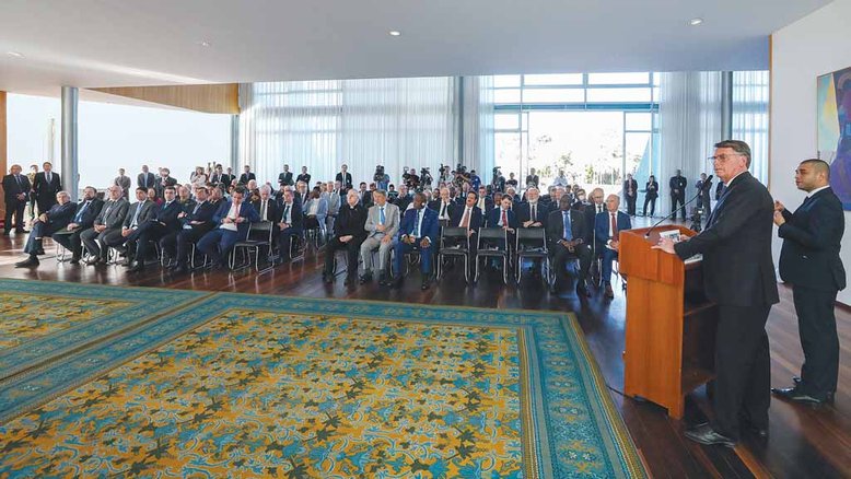 PAPELÃO Jair Bolsonaro repete teses conspiratórias sobre as urnas a embaixadores no Palácio da Alvorada, no dia 18. Coronel Mauro Cesar Cid e almirante Flávio Rocha prepararam slides e convidaram diplomatas