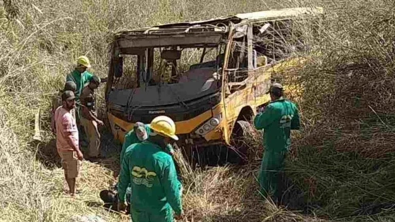CE: Ônibus escolar com time de futebol cai em ribanceira e deixa 3 mortos