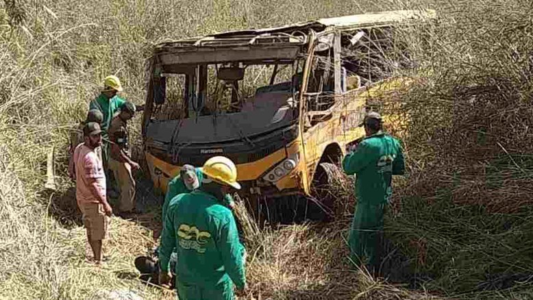CE: Ônibus escolar com time de futebol cai em ribanceira e deixa 3 mortos
