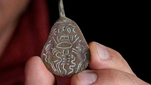 Amuleto contra o mau-olhado descoberto em Israel é mostrado