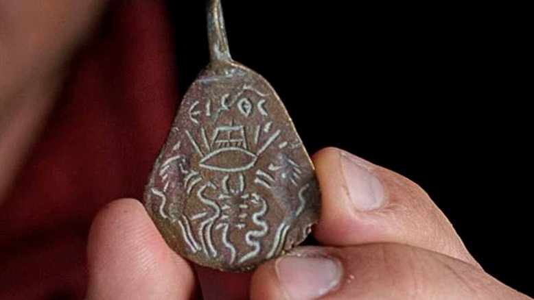 Amuleto contra o mau-olhado descoberto em Israel é mostrado