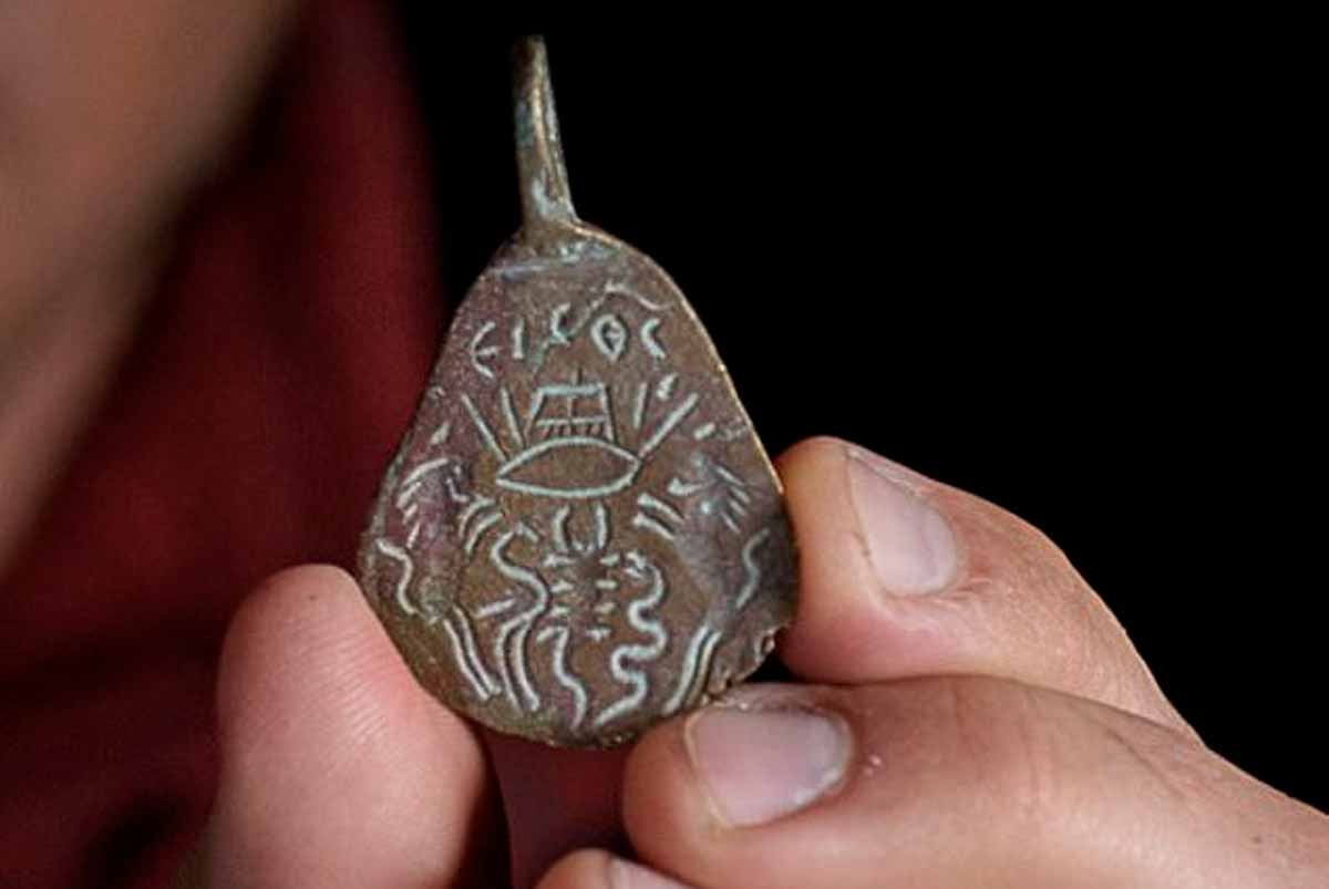 Amuleto contra o mau-olhado descoberto em Israel é mostrado