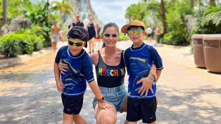 Andressa Suita e os filhos em Orlando