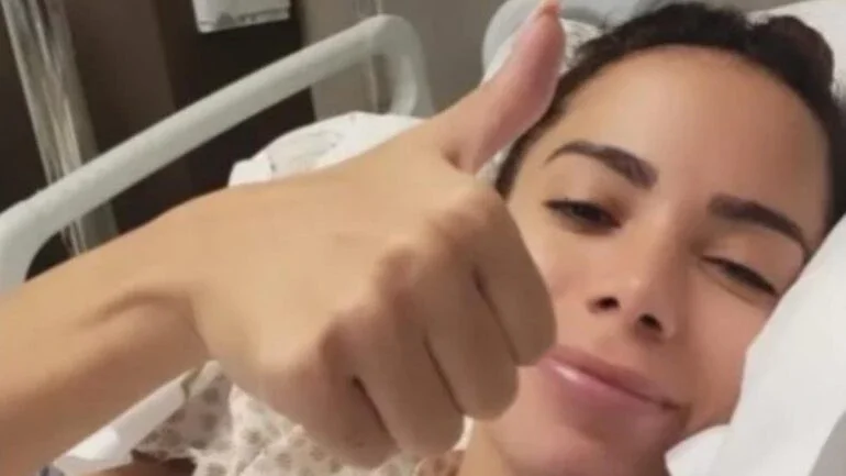 Anitta tem alta após cirurgia de endometriose: 