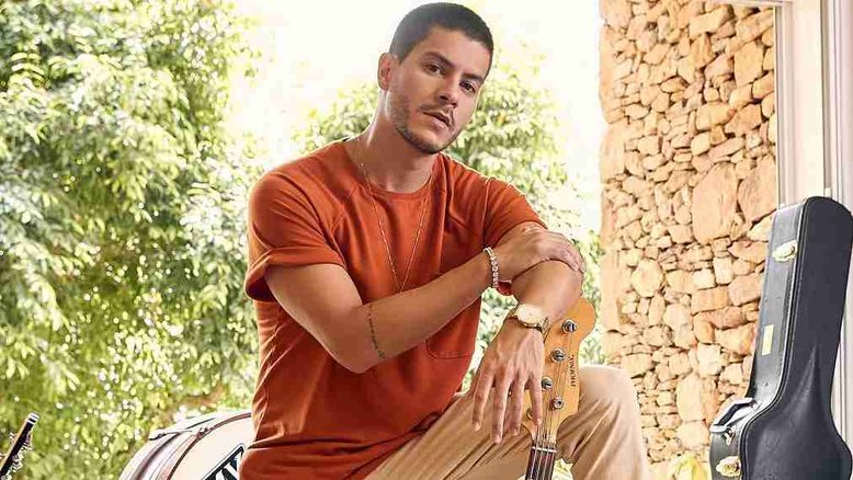 Arthur Aguiar assina contrato para ser herdeiro rico em filme de comédia