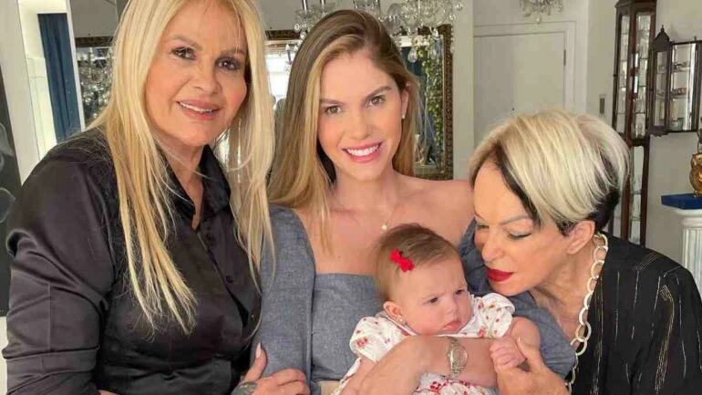 Ao lado de Monique, Bárbara Evans apresenta filha à bisavó: 