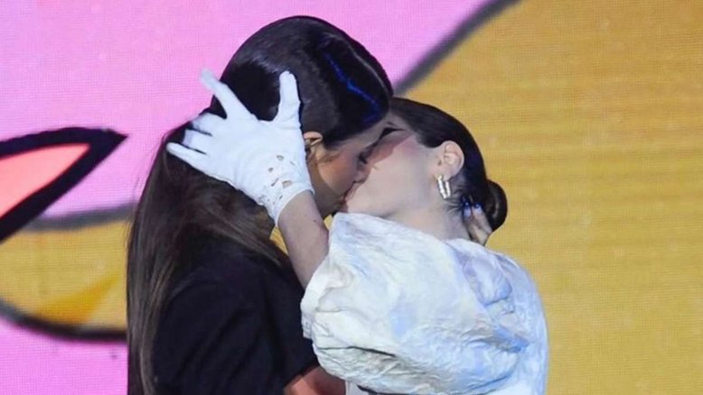 'Agora eu entendi o poder da boquinha', diz Gkay após beijão em Bianca Andrade