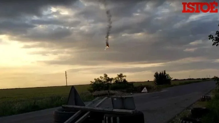 Caça da Rússia vira bola de fogo ao ser derrubado na Ucrânia