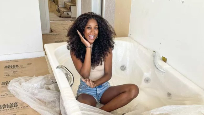 Camilla de Lucas dentro de uma banheira ainda não instalada