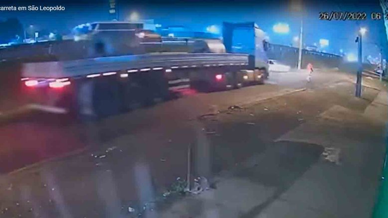 Cenas fortes: Vídeo mostra ciclista sendo atingida por caminhão no RS. Foto: Reprodução Youtube