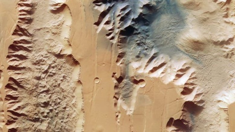 Ius e Tithonium Chasmata, duas rupturas na crosta que integram a estrutura do sistema de cânions Valles Marineris, em Marte. Crédito: ESA/DLR/FU Berlin, CC BY-SA 3.0 IGO