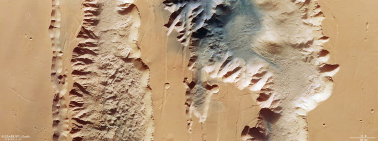 Ius e Tithonium Chasmata, duas rupturas na crosta que integram a estrutura do sistema de cânions Valles Marineris, em Marte. Crédito: ESA/DLR/FU Berlin, CC BY-SA 3.0 IGO