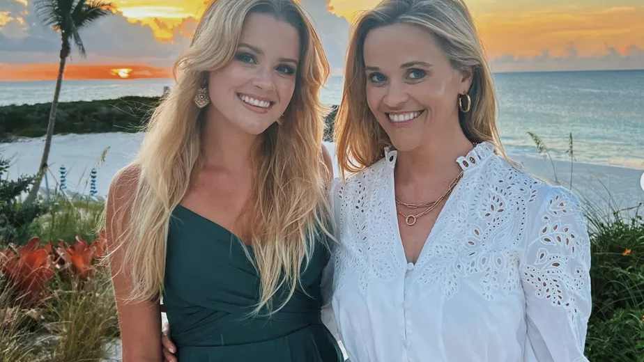 Reese Witherspoon posta foto com a filha e semelhança surpreende fãs