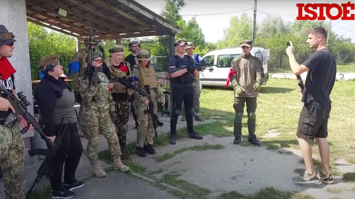 Civis aprendem a usar fuzis e recebem treinamento tático em Lviv