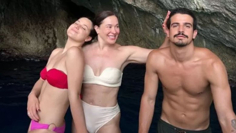 Claudia Raia posa de biquíni com os filhos em ilha na Itália