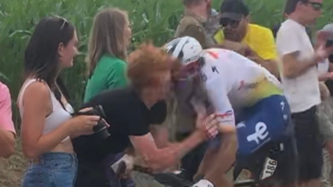 Ciclista italiano fratura o pescoço em etapa da Volta da França; veja o vídeo