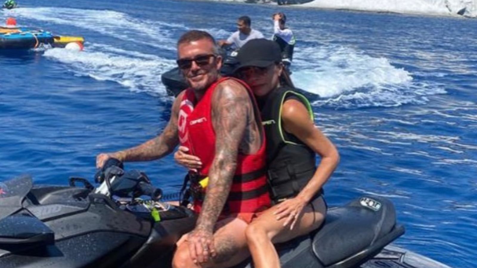 David e Victoria Beckham usando um dos jet skis do iate Midsummer