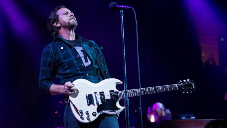 Eddie Vedder 'perde a voz' por causa do clima seco e Pearl Jam cancela show na Áustria