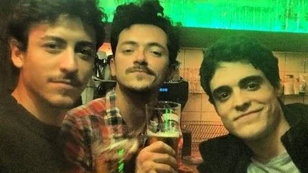 Jesuíta Barbosa (esq.) reata com ex-namorado (dir.) e curte romance em bar, diz jornal