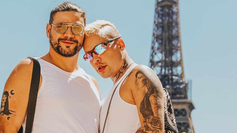 Após encerrar tour europeia, Gloria Groove curte Paris com o marido