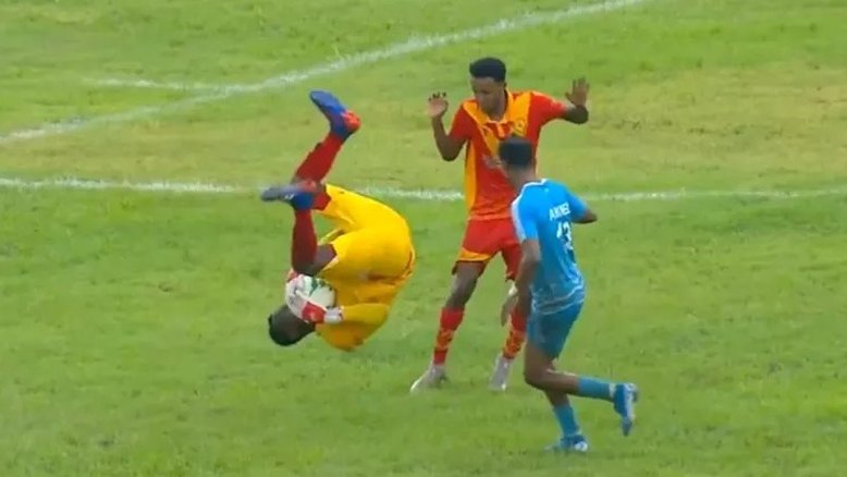 Sem Noção! Goleiro dá mortal após fazer defesa e comete pênalti na Etiópia; veja o vídeo