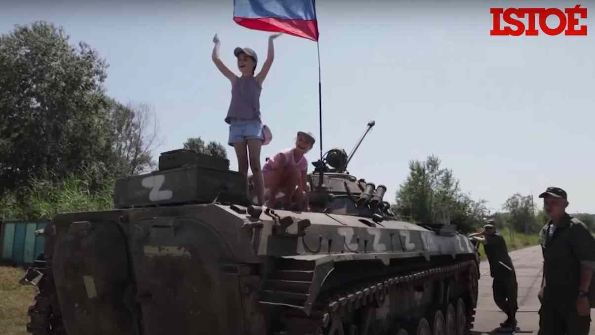 Russos montam exposição com tanques e armas ucranianos