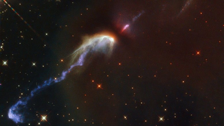 Esse tipo de objeto é o que os astrônomos chamam de Herbig-Haro. Pouco frequentes, eles representam estrelas recém-nascidas e assumem a forma de jatos de matéria flutuando entre o gás e as estrelas ao redor. Catalogados como HH46 e HH47, os dois objetos registrados nesta imagem do Telescópio Espacial Hubble da NASA/ESA estão na Constelação de Vela, a uma distância de mais de 1400 anos-luz da Terra